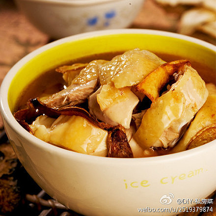 菜谱  【麻油鸡】1.鸡腿洗净去骨,鸡腿肉用刀剁一…