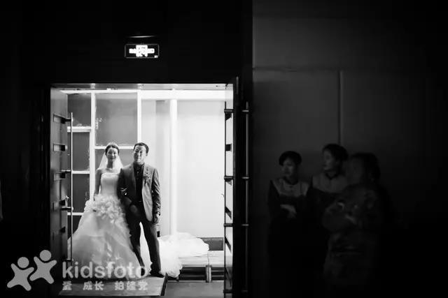 看哭了！实拍20多位女儿出嫁的画面，我的小棉袄被人穿走了