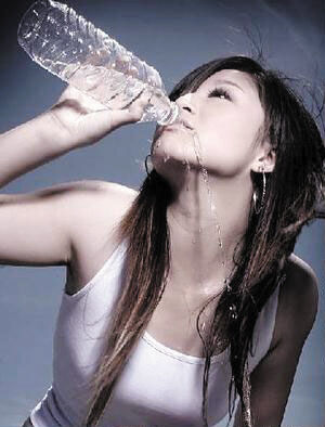 临床医生发现，看中医门诊的女性大多存在“湿”的问题，24小时空调使她们几乎不出汗，运动少，吃得少，结果中了湿毒的招。