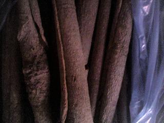 肉桂[别名；桂条，牡桂，栓皮，玉桂。]功能；补远助阳，温经止痛，散寒俭疮。作用；驱腥罾香，酱香味特浓。