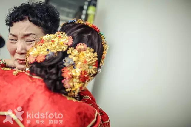 看哭了！实拍20多位女儿出嫁的画面，我的小棉袄被人穿走了