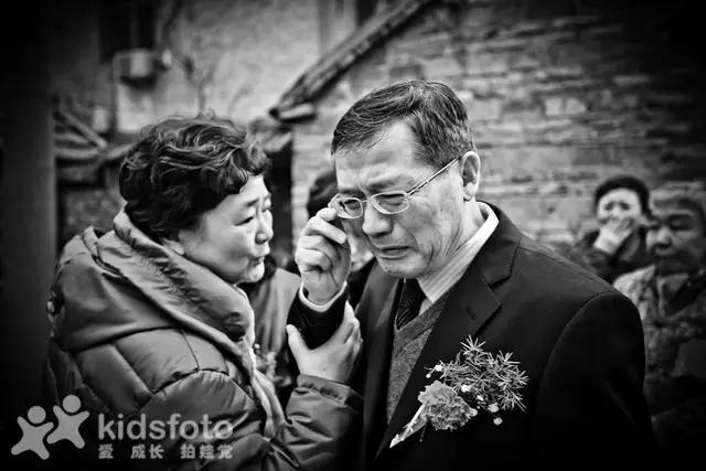 看哭了！实拍20多位女儿出嫁的画面，我的小棉袄被人穿走了