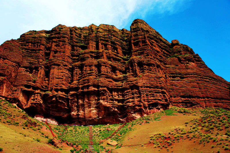 康家石门子生殖崇拜岩画所在山体