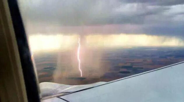 图组 从飞机上看下雨是这样子，太震撼了 - 晓朝 - 晓朝的博客