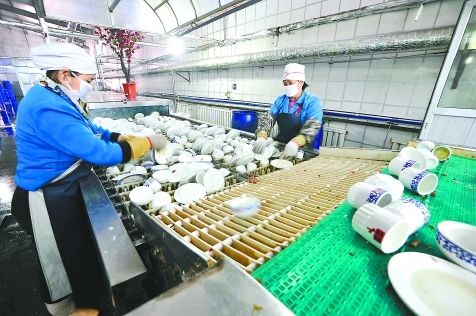 工人们正在分拣餐饮具。  □本报记者晁瑾摄