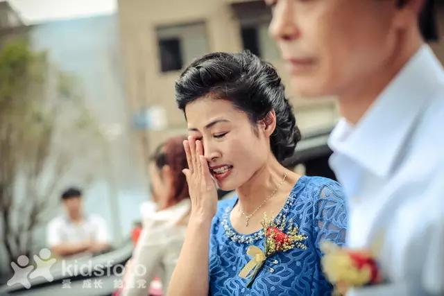 看哭了！实拍20多位女儿出嫁的画面，我的小棉袄被人穿走了