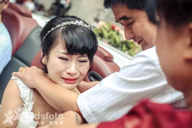 看哭了！实拍20多位女儿出嫁的画面，我的小棉袄被人穿走了