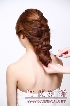 优雅三股编发造型步骤三