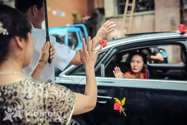 看哭了！实拍20多位女儿出嫁的画面，我的小棉袄被人穿走了