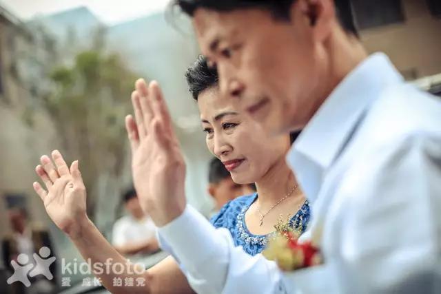 看哭了！实拍20多位女儿出嫁的画面，我的小棉袄被人穿走了