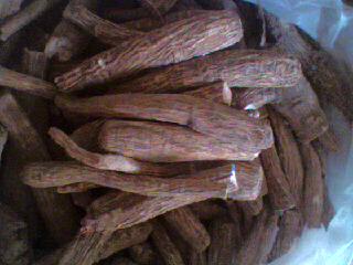 白芷[别名；香白芷。]功能；解表散寒，祛风镇痛，活血消肿，除湿止带。作用；驱腥增香。