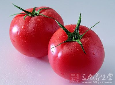 在西红柿中含有丰富的维生素和胡萝卜素