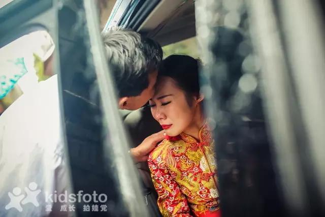 看哭了！实拍20多位女儿出嫁的画面，我的小棉袄被人穿走了