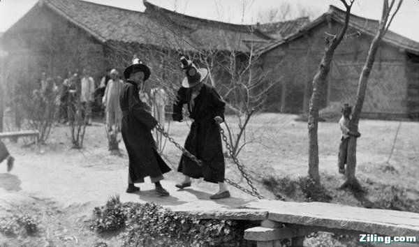 1924年 上海，在进行驱鬼仪式.jpg