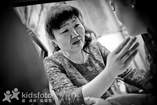 看哭了！实拍20多位女儿出嫁的画面，我的小棉袄被人穿走了