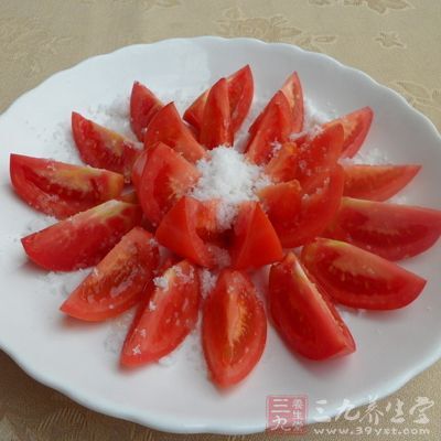 凉拌西红柿在夏天是很多爱美女性的最爱