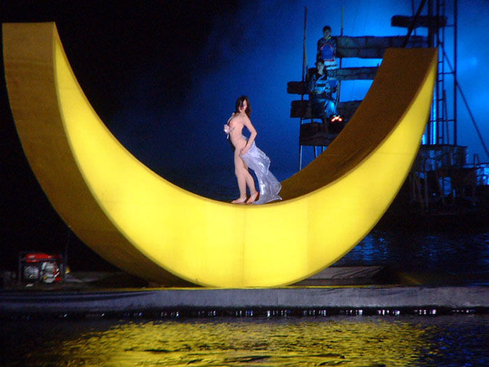 点击打开组图详情