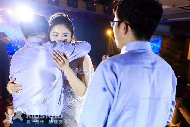 看哭了！实拍20多位女儿出嫁的画面，我的小棉袄被人穿走了