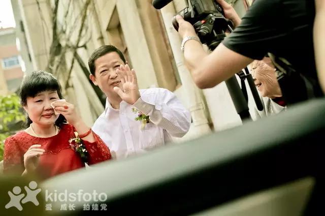 看哭了！实拍20多位女儿出嫁的画面，我的小棉袄被人穿走了