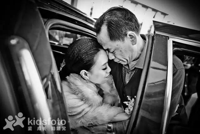 看哭了！实拍20多位女儿出嫁的画面，我的小棉袄被人穿走了