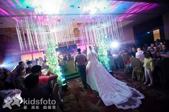 看哭了！实拍20多位女儿出嫁的画面，我的小棉袄被人穿走了