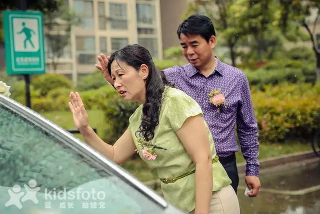 看哭了！实拍20多位女儿出嫁的画面，我的小棉袄被人穿走了