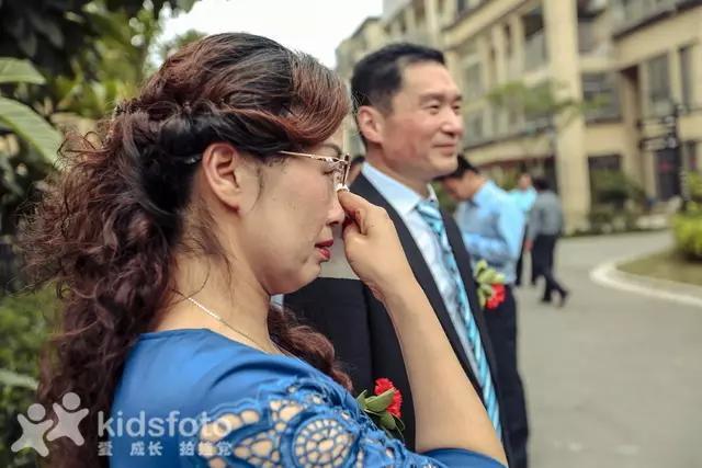 看哭了！实拍20多位女儿出嫁的画面，我的小棉袄被人穿走了