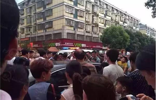 浙江一男童被锁宝马车1个多小时 妈妈却不同意砸玻璃