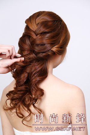 优雅三股编发造型步骤二