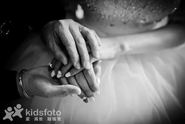 看哭了！实拍20多位女儿出嫁的画面，我的小棉袄被人穿走了