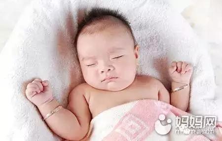 一夜空调导致宝宝面瘫！这样吹空调才是正确的