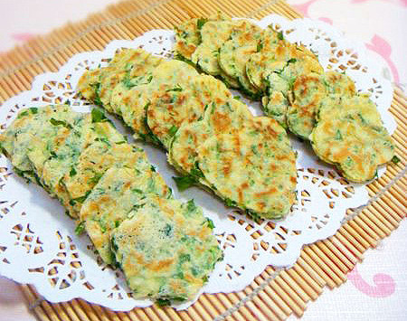 美食  【芹菜叶鸡蛋饼】1．芹菜叶摘好洗净切碎；…