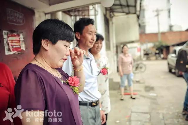 看哭了！实拍20多位女儿出嫁的画面，我的小棉袄被人穿走了