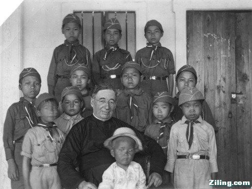 1931年 蕉岭的童子军和一位神父在一起.jpg