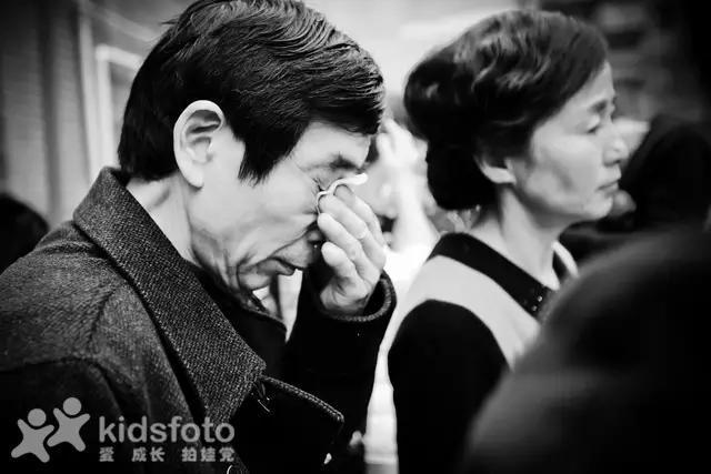 看哭了！实拍20多位女儿出嫁的画面，我的小棉袄被人穿走了