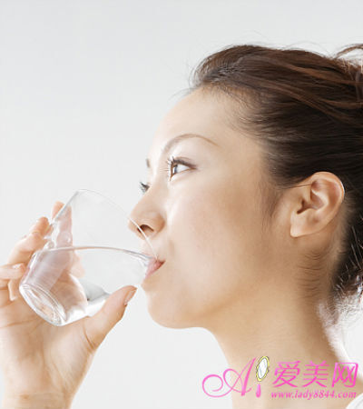  3食疗小方+3自然疗法 轻松对付喉咙痛 