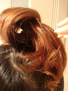 留出来的发梢塞到弓起来的圈圈里