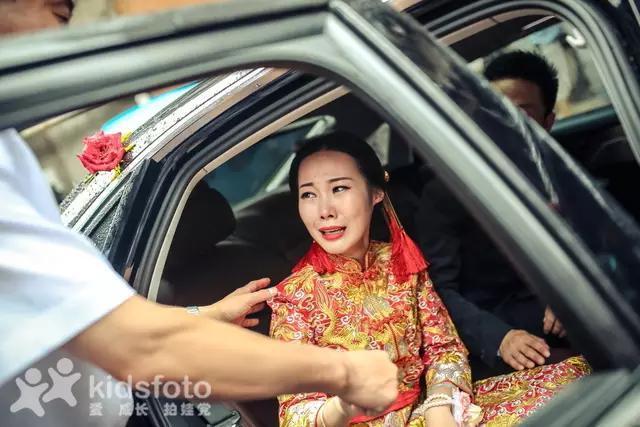 看哭了！实拍20多位女儿出嫁的画面，我的小棉袄被人穿走了