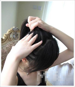 直接用手将头发扎成一个马尾