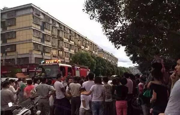 浙江一男童被锁宝马车1个多小时 妈妈却不同意砸玻璃