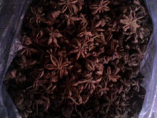 八角[别名；大茴香，原油茴。]功能；理气温中，散寒止痛。作用；驱腥增香。