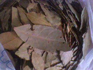 香叶[别名；艾叶，炙草，家艾 ，狼尾蒿子，卜如各老[蒙名]。]功能；温经止痛，崩漏带下，月经不调。作用；驱腥增香。