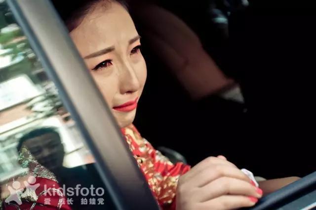 看哭了！实拍20多位女儿出嫁的画面，我的小棉袄被人穿走了