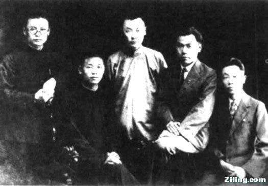 　1921年 陈毅（中）、陈孟熙（右二）、陈修和（右一）。.jpg
