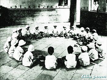1928年 广州市立第一幼稚园小孩在玩游戏.jpg
