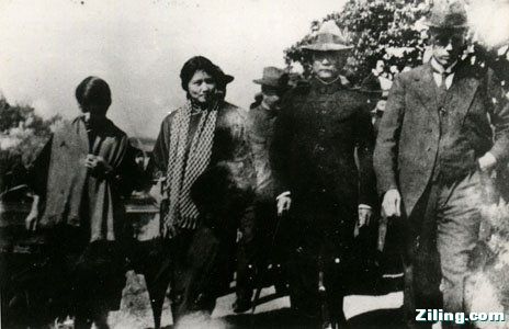 1923年12月21日， 孙中山、 宋庆龄前往广州岭南大学.jpg