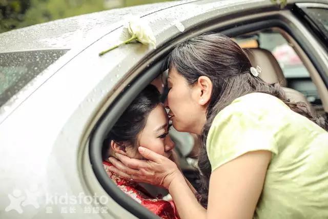 看哭了！实拍20多位女儿出嫁的画面，我的小棉袄被人穿走了