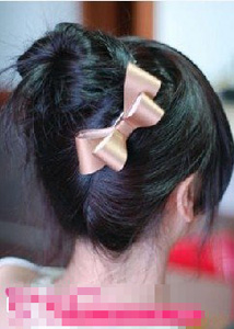 最后夹上喜欢的发饰就大功告成了