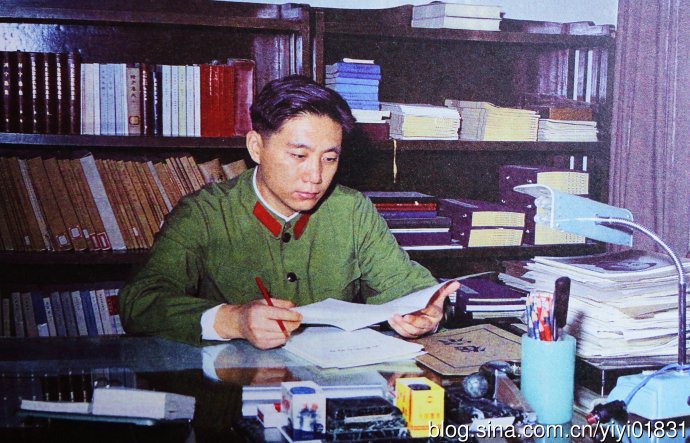 中共十大副主席---小帅哥王洪文组照（30张）