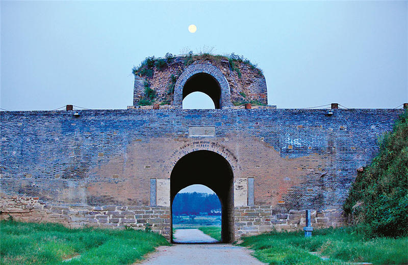 函谷关是中国古代重要的关隘之一，汉函谷关遗址位于新安县城东500米的东关村，始建于汉武帝元鼎三年（前114年），为河南省重点文物保护单位，是古代丝绸之路东起点的第一道门户，2007年被国家确定为丝绸之路捆绑项目申报世界文化遗产。从洛阳市区沿着310国道向西约40分钟的路程，便到了这座千年雄关。据汉函谷关管理所的工作人员介绍，它北依凤凰山、南有青龙山、西有奎楼山、东有八陡山，皂涧河环绕遗址西部、南部，在遗址东部与涧河交汇折向东流，形成“四山两河一雄关”的关塞格局;历史上被称为“中原锁匙”，如今已被列入世界遗产名录。（张琮 摄影）